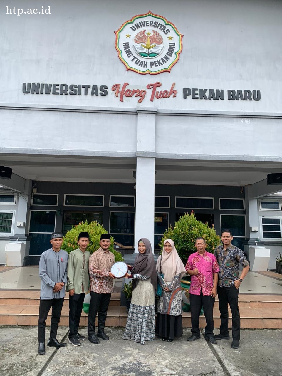 Kepala Sekolah, Guru Dan Siswa SMA IT Al Husna Pekanbaru Berkunjung ke Kampus UHTP